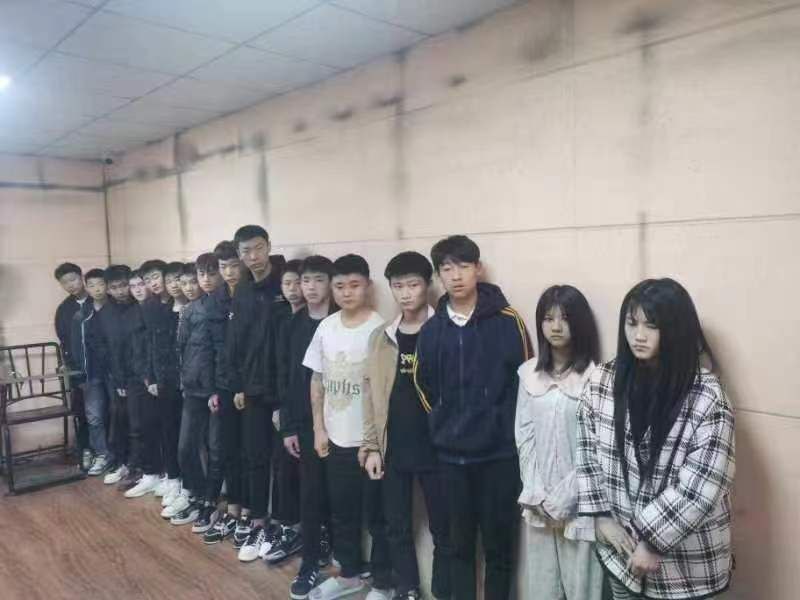 #感谢投稿 精神小伙和小太妹的战斗#感谢投稿 精神小伙和小太妹的战斗