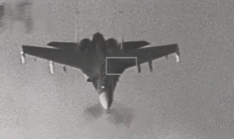 台方称是 F-16V 狙击手吊舱拍摄此次演练中 J-16 的画面