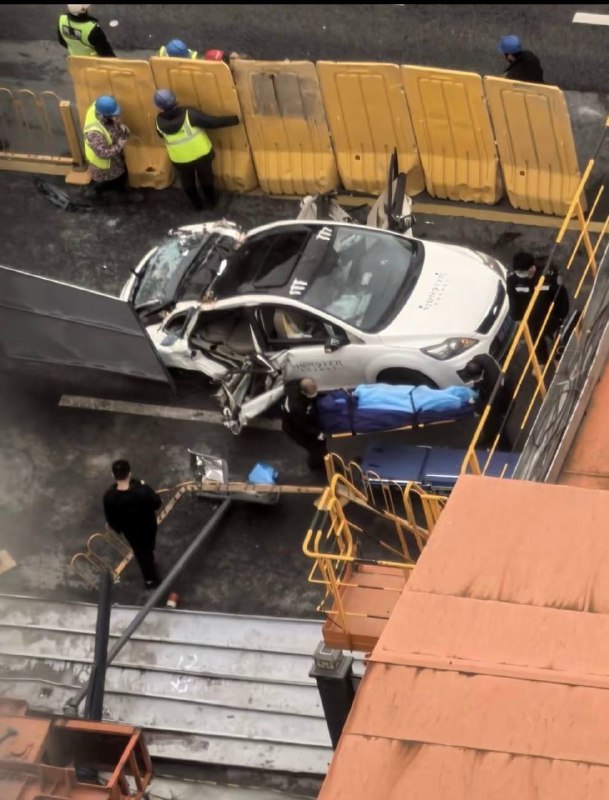 祸从天降！1人身亡，车主受伤！🙏2月1日，武汉江岸区后湖大道，路边施工的大型红色钢结构突然倒塌，瞬间砸中一辆行驶中的白色轿车