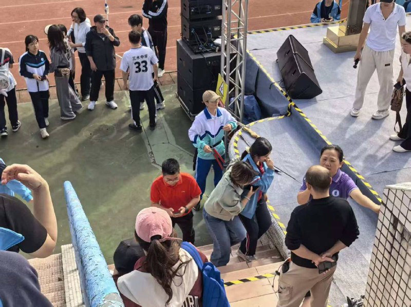11月12日 广东 佛山 三水中学，学校在举办校运会时，一女子被弓箭射穿脸部11月12日 广东 佛山 三水中学，学校在举办校运会时，一女子被弓箭射穿脸部