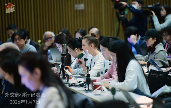 在中国外交部例行记者会上，外国记者就美国针对委内瑞拉的做法提问，大概意思是除了外交声明和谴责之外，中方还有其他招吗？彭博社记者