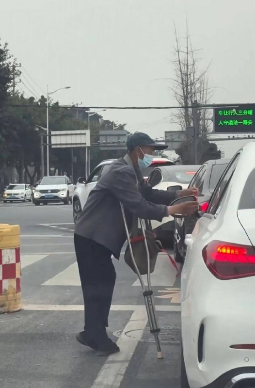 红绳 大爷 保平安 🙏编的什么鸡巴故事红绳 大爷 保平安 🙏编的什么鸡巴故事
