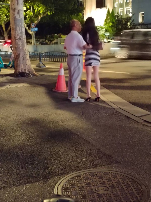 #上海 感人画面，爷爷对孙女的爱