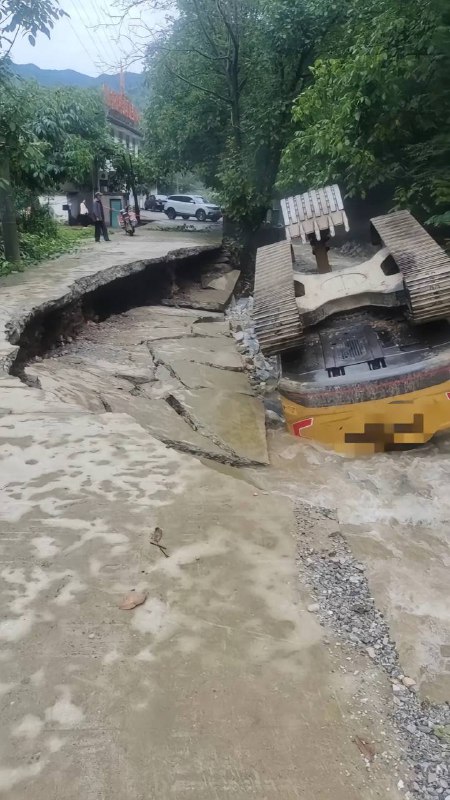 到处都是桥梁冲毁，不知道掉进去多少车子，尤其是山卡卡 #商洛到处都是桥梁冲毁，不知道掉进去多少车子，尤其是山卡卡 #商洛