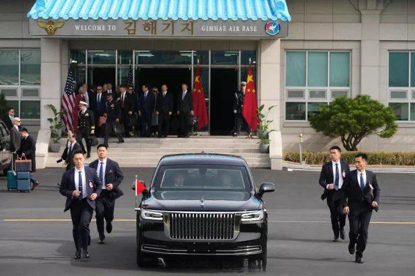 安保風格雷同，只是保鏢數量不及金正恩安保風格雷同，只是保鏢數量不及金正恩