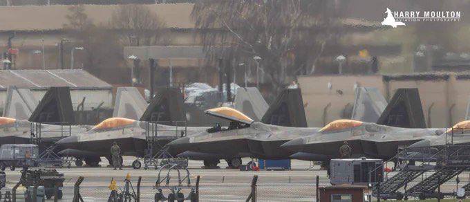 约12架F-22战斗机经英国中转飞往中东，同时大量F-35、A-10攻击机、加油机、运输机及特种作战飞机被发现部署在希腊苏达湾基地