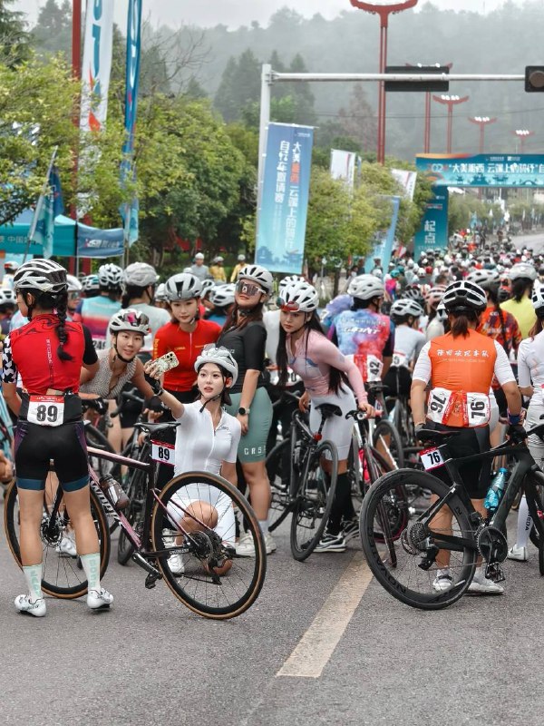 骑行圈是去年玩飞盘的吧 #骚鸡骑行圈是去年玩飞盘的吧 #骚鸡