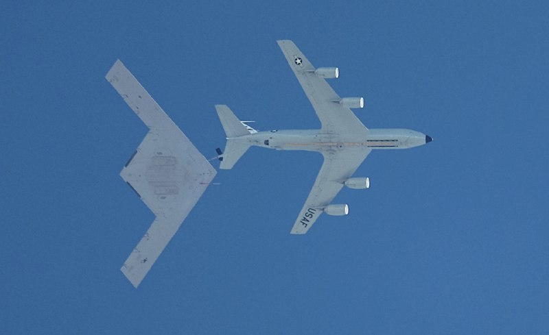 有人拍到 B-21 在加利福尼亚上空进行空中加油试验的画面有人拍到 B-21 在加利福尼亚上空进行空中加油试验的画面