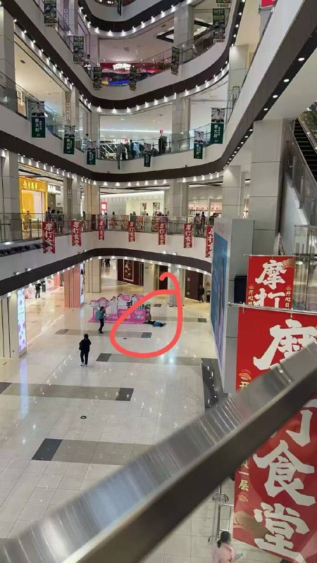 #跳楼 广东，商场有人跳楼！#跳楼 广东，商场有人跳楼！