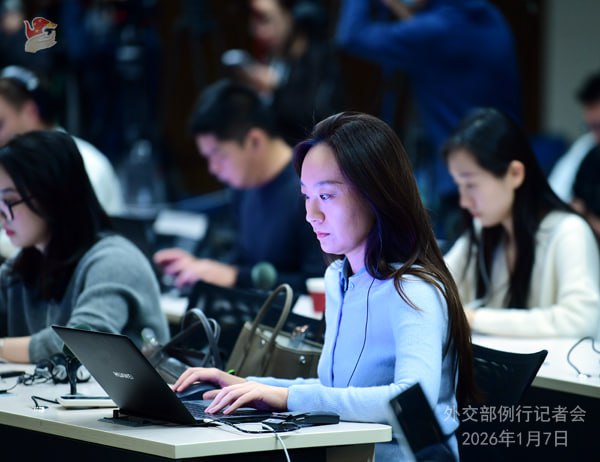 在中国外交部例行记者会上，外国记者就美国针对委内瑞拉的做法提问，大概意思是除了外交声明和谴责之外，中方还有其他招吗？彭博社记者