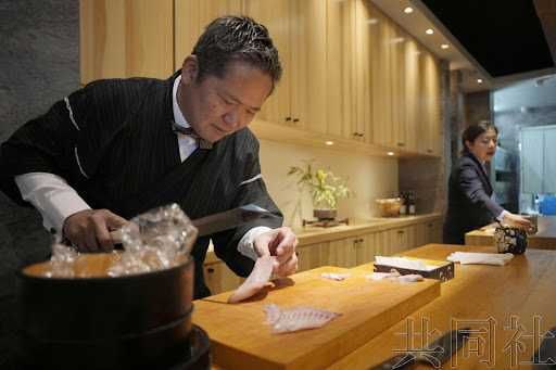 日中关系恶化影响扩大 北京日料店大量预约被取消当前日中关系因日本首相高市早苗涉台的国会答辩而恶化，影响正在不断扩大，北京部分日料店的预约有半数被取消