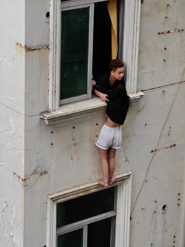 抓不住 #跳楼 #奶子 都露出来了抓不住 #跳楼 #奶子 都露出来了