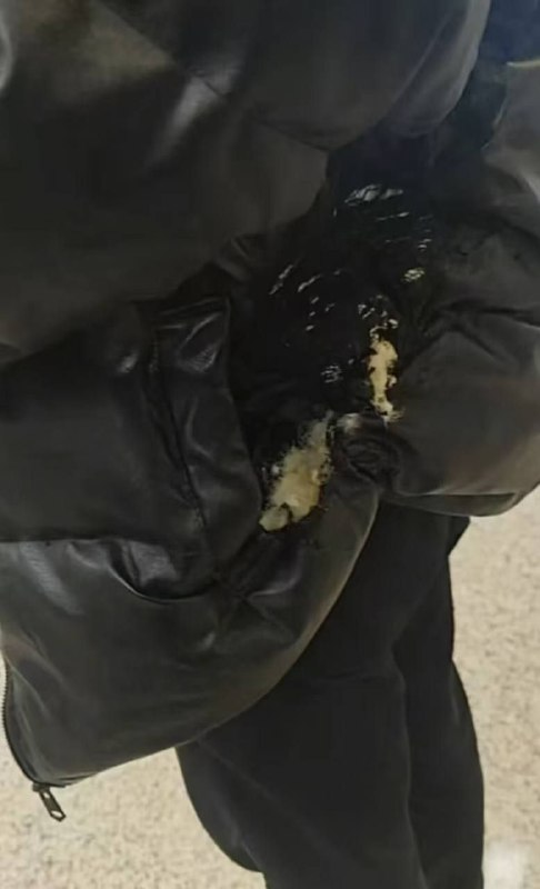 1月5日，上海地铁15号线上海西站，一男子随身携带的充电宝自燃，身上瞬间冒出明火，他急冲下电梯，现场工作人员发现后迅速用灭火器将火扑灭