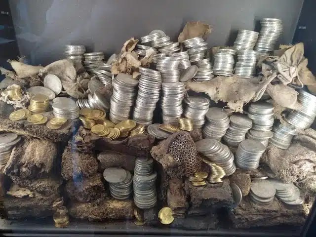 卢浮宫失窃案发生仅数小时后，法国又有一家博物馆遭劫这次的受害者是丹尼斯·狄德罗位于朗格勒的启蒙运动之家