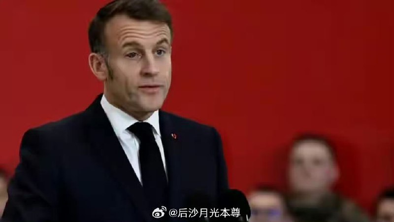 1月15日，马克龙在伊斯特尔空军基地发表新年致辞，人们发现他的右眼红肿，似乎是被人打了！法国《费加罗报》呼吁马克龙主动解释原因挖鼻爱丽舍宫发文澄清，这仅仅是因为总统眼睛里有一根小血管破裂，完全无害