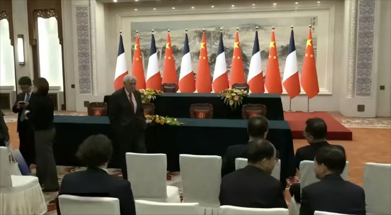 马克龙在与中方领导人会晤时提议对俄罗斯对乌克兰能源设施的打击实施暂停“我期待中国加入我们的呼吁和努力，尽快实现至少停止火炮的暂停，以暂停对关键基础设施的打击