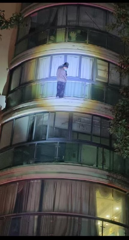 浙江桐乡江南春城小区惊现一小偷飞檐走壁浙江桐乡江南春城小区惊现一小偷飞檐走壁