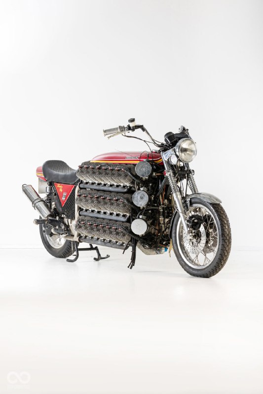 打破世界紀錄的 「48 缸 Kawasaki 重型機車」，這台機器將於 4 月 21 日在 Bonhams 春季斯塔福德拍賣會上拍賣，預計最高可拍到 60,000 英鎊（約236萬元新台幣）
