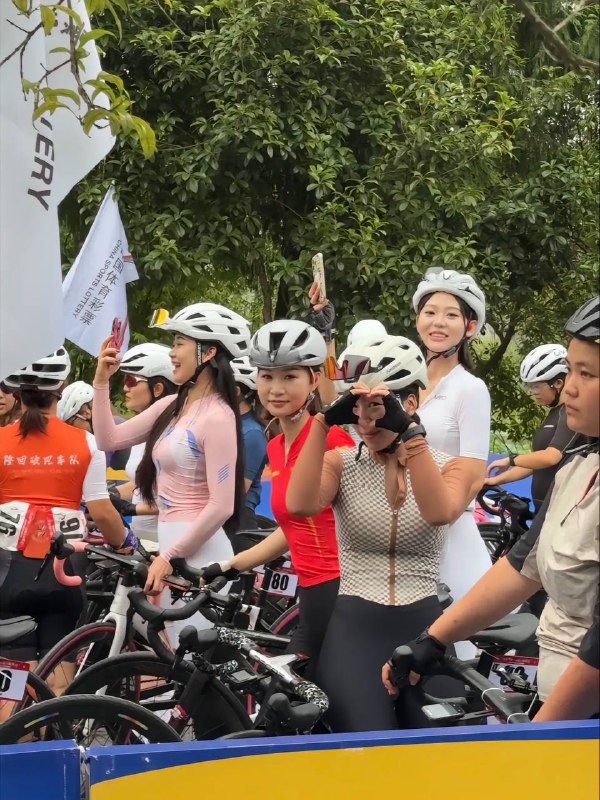 骑行圈是去年玩飞盘的吧 #骚鸡骑行圈是去年玩飞盘的吧 #骚鸡