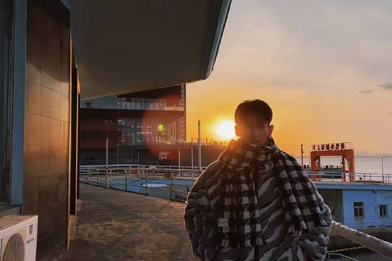 #青岛 #华航捷运 一 #实习生 把老板捅死了！因为亏了运费，老板让他自己承担，实习生不乐意，就把老板捅了！资讯补充