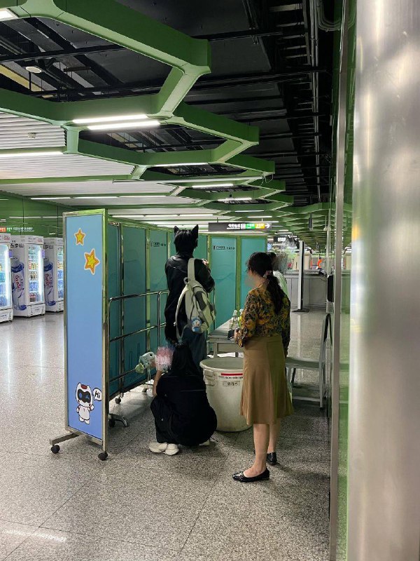 10月31日，广东省广州市，地铁要求化妆过万圣节的人必须卸妆后才能上地铁，甚至专门准备了卸妆区