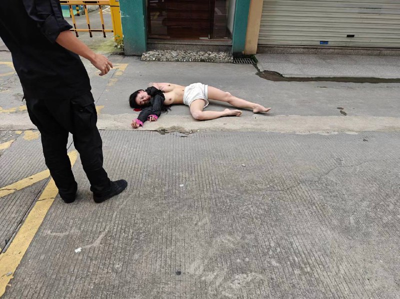 抓不住 #跳楼 #奶子 都露出来了抓不住 #跳楼 #奶子 都露出来了