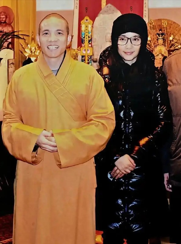花开见佛，佛近女色——佛已在天上摇头了 中国 河南 少林寺 走了一个花和尚，又来一个花和尚，还是钦点的和尚 佛教花开见佛，佛近女色——佛已在天上摇头了 中国 河南 少林寺 走了一个花和尚，又来一个花和尚，还是钦点的和尚 佛教
