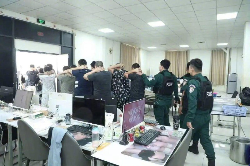 柬埔寨大规模清剿电诈行动 2044 名外国人被捕 其中中国人 1792 名今日（1月31日）上午，柬埔寨警方在柴桢省巴域市一处电信诈骗园区展开大规模执法行动，共抓获涉案外国人员约2044人（女性78人），其中包括中国大陆籍1792人