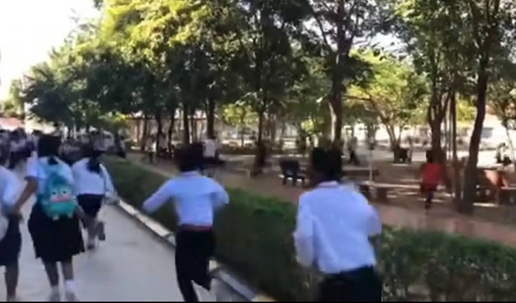 泰军再用F-16在柬埔寨学校附近投弹，学生吓得跟兔子似的从教室跑出逃命继12日15日在斯雷斯南区学校附近投弹后，12月18日泰军F16在士雷索蓬市班蒂棉彩省教育厅旁的洪森克拉孔高中附近投弹，师生都吓死了