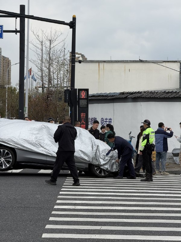 穿墙高手 又挡住了 😅 #车祸 #穿墙穿墙高手 又挡住了 😅 #车祸 #穿墙