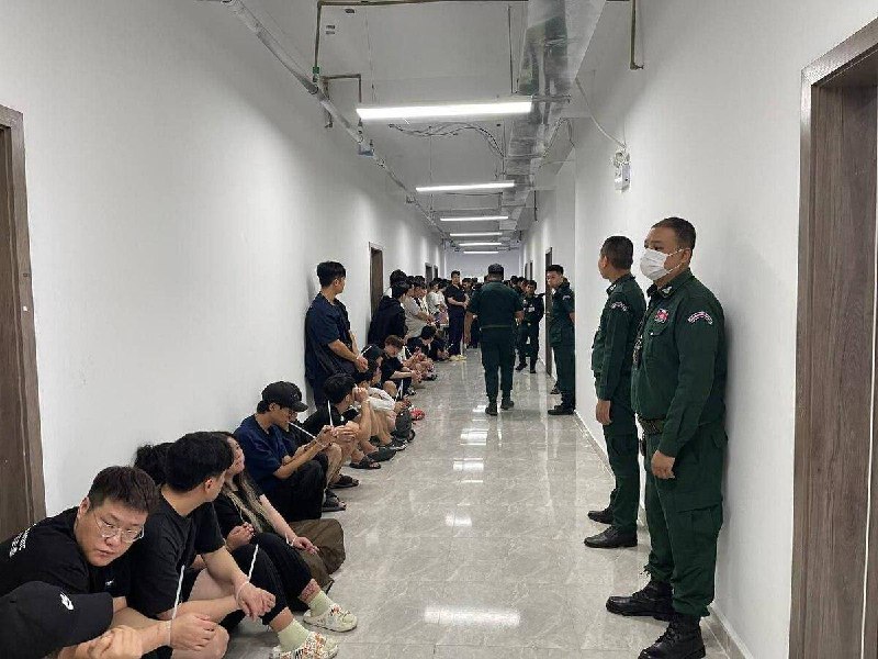 👮‍♂️  #柬埔寨 和 #韩国 警方在 #西港 联合抓捕50名韩国人昨天下午，柬埔寨与韩国联合执法行动小组突袭西港一 #网络诈骗 窝点，一举抓获50名韩国籍网络 #诈骗 犯罪嫌疑人