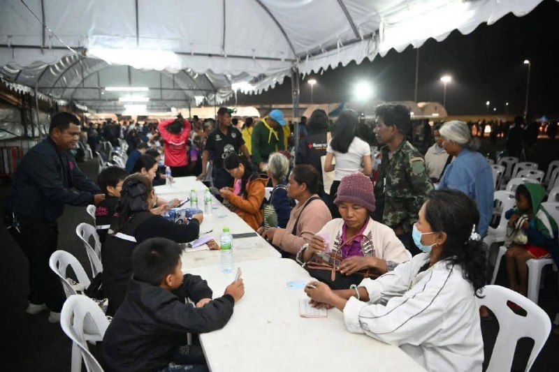 #柬埔寨 #泰国 泰柬边境冲突急剧升级 F-16 与火箭炮交锋致 5 死 数万民众撤离​泰柬边境战火持续蔓延，这场时隔不足两月的武装冲突已升级为东南亚地区罕见的重型武器交锋，F-16 战机空袭与火箭炮反击交替上演，截至目前已造成双方 5 人死亡、数十人受伤，数万平民被迫逃离家园，边境局势濒临失控