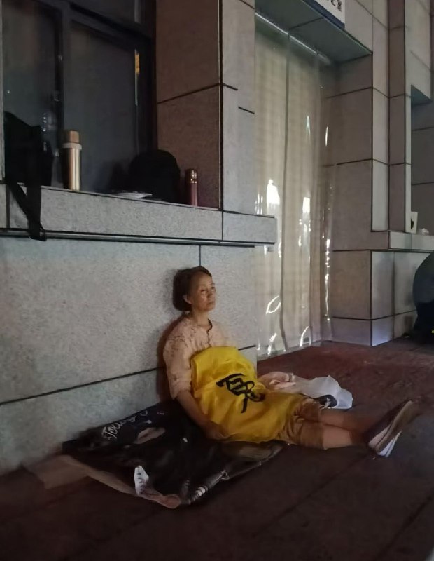 7月26日，湖南长沙，一位申诉十几年的母亲眼神空洞地坐在登记室门口