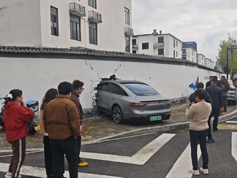 穿墙高手 又挡住了 😅 #车祸 #穿墙穿墙高手 又挡住了 😅 #车祸 #穿墙