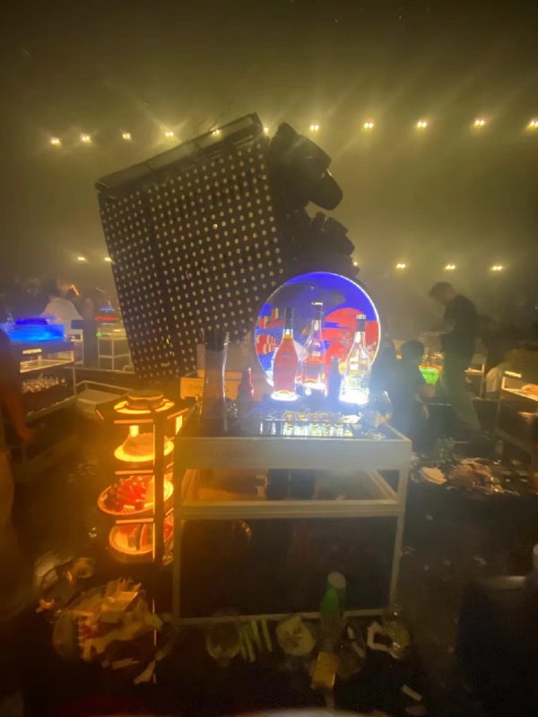 沈阳 First #酒吧 灯箱 掉下来，8死15伤 #砸人 #事故 #吃瓜沈阳 First #酒吧 灯箱 掉下来，8死15伤 #砸人 #事故 #吃瓜