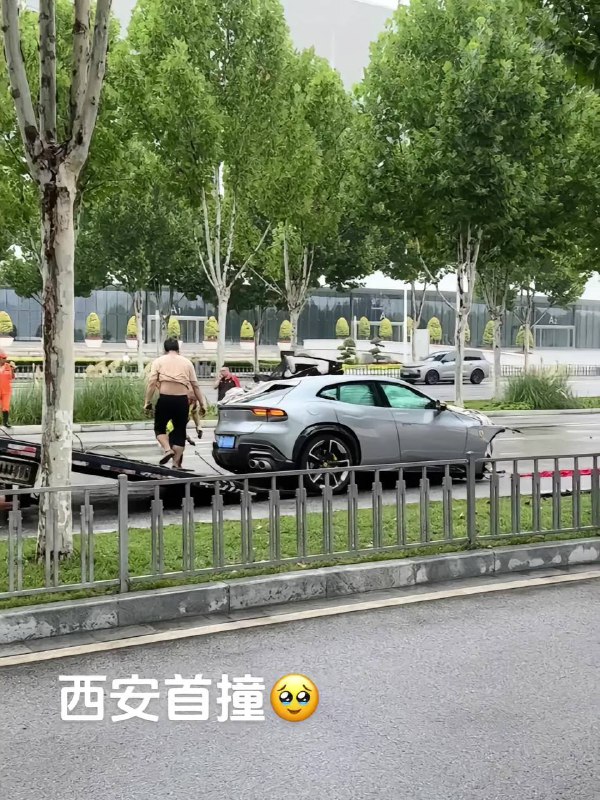 7.16 西安 #法拉利FUV 全国首撞，在会展中心门口撞了，发动机都撞出来了，很难想象车速有多快7.16 西安 #法拉利FUV 全国首撞，在会展中心门口撞了，发动机都撞出来了，很难想象车速有多快
