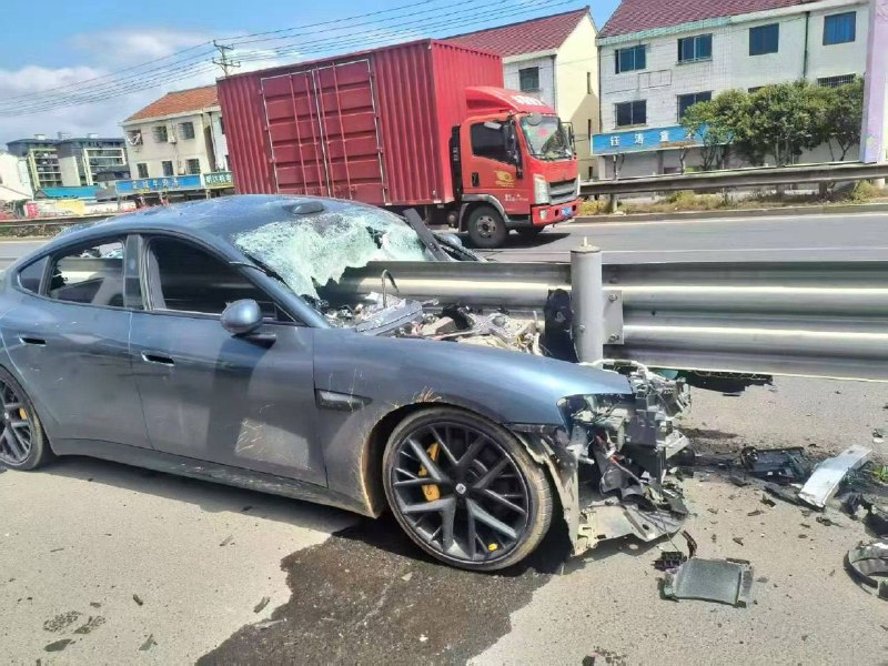 小米 撞护栏 直接 报废 贯穿了！ #车祸小米 撞护栏 直接 报废 贯穿了！ #车祸