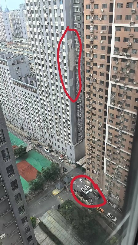 8.10 辽宁鞍山新景世纪城外墙脱落，幸好没砸到人 #基建狂魔8.10 辽宁鞍山新景世纪城外墙脱落，幸好没砸到人 #基建狂魔