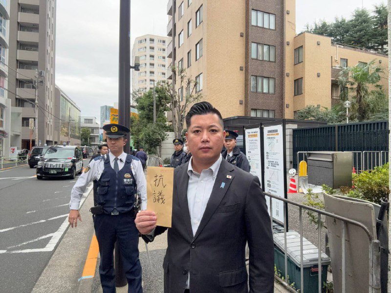11月11日，因中国驻大阪总领事馆在推特扬言要斩首日首相高市早苗，日本议员后藤武到中国大使馆前抗议