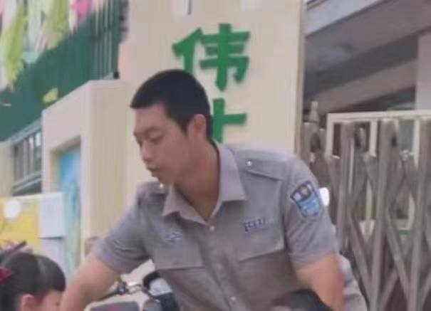 7月18日，广东省陆丰市东海镇伟才幼儿园保安猥亵园内幼儿，具体猥亵儿童人数不确定，目前18日晚上23点园内灯是开的，园外都是家长的车辆 #未成年7月18日，广东省陆丰市东海镇伟才幼儿园保安猥亵园内幼儿，具体猥亵儿童人数不确定，目前18日晚上23点园内灯是开的，园外都是家长的车辆 #未成年