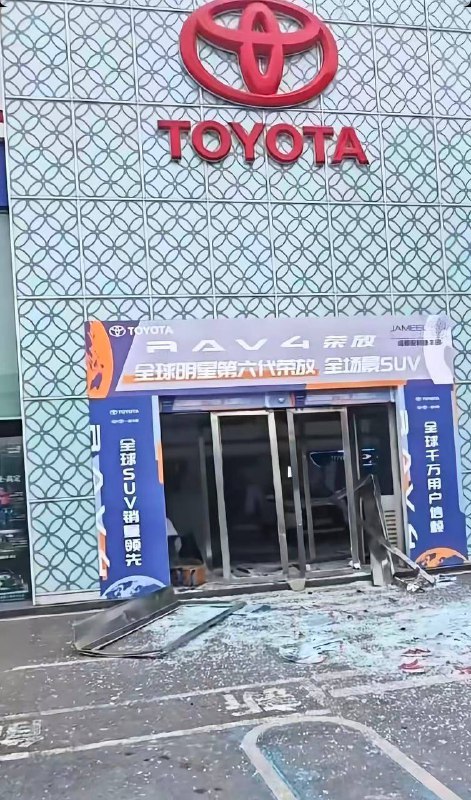 本人已死！12月28日，成都，一男子与4s店因纠纷心怀怨恨，引爆易燃物品，造成自己身亡4人受伤！😟#成都 #4s #维权 #报复本人已死！12月28日，成都，一男子与4s店因纠纷心怀怨恨，引爆易燃物品，造成自己身亡4人受伤！😟#成都 #4s #维权 #报复