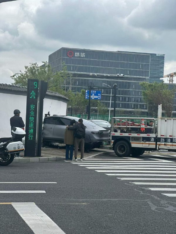 穿墙高手 又挡住了 😅 #车祸 #穿墙穿墙高手 又挡住了 😅 #车祸 #穿墙