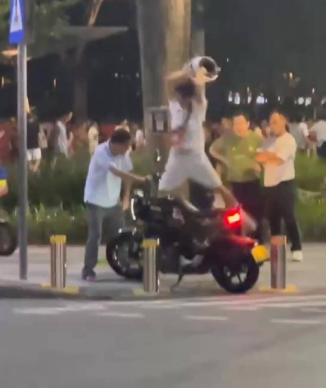 在你头上暴扣 ！ #摩托 车 小伙 发生 冲突 抡起 #头盔 #砸人在你头上暴扣 ！ #摩托 车 小伙 发生 冲突 抡起 #头盔 #砸人