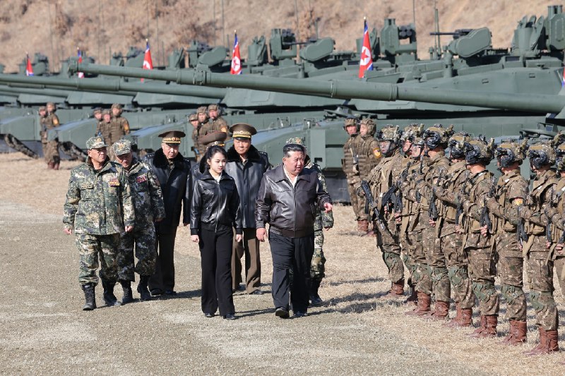 朝鲜 劳动党总书记、国务委员长 #金正恩 19 日视察 #朝鲜 人民军首都防御军直属平壤第 60 训练基地，观摩了步兵和 #坦 克兵部队协同攻击战术 #演习 #军事 #武器朝鲜 劳动党总书记、国务委员长 #金正恩 19 日视察 #朝鲜 人民军首都防御军直属平壤第 60 训练基地，观摩了步兵和 #坦 克兵部队协同攻击战术 #演习 #军事 #武器