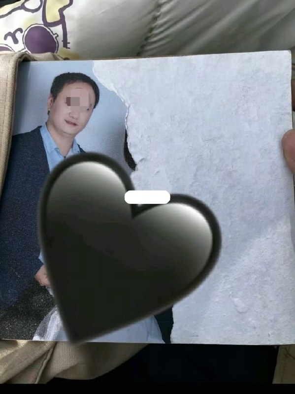 机智！丈夫婚内出轨，妻子把老公和小三的信息曝光，丈夫把妻子告上了法庭，最后妻子败诉，法院判决连续向老公和小三公开道歉15天！但她的道歉视频却暗藏“反击”，表面表态“我认错，服从判决”，实则逐一展示丈夫为第三者购买奢侈品的消费记录、法院判决书，还反讽二人“是真爱”，原本仅小范围知晓的婚外情，经“道歉”发酵后彻底全网扩散，不少网友直呼这是对出轨丈夫的“公开处刑”