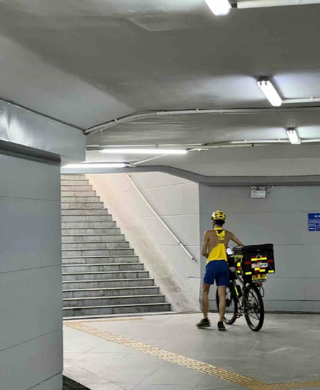 看背影，外卖小哥，强的可怕！外卖超时，不可能的#外卖小哥 #从外卖员开始崛起看背影，外卖小哥，强的可怕！外卖超时，不可能的#外卖小哥 #从外卖员开始崛起