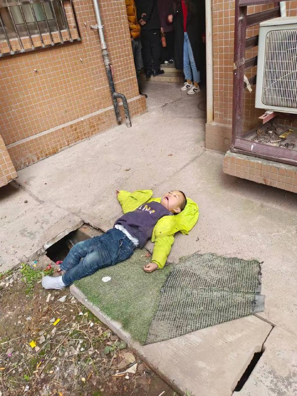 今天 下午，自贡市天海苑小区一小孩👶🏻从楼上掉下来了，已盖布 #儿童 #坠楼今天 下午，自贡市天海苑小区一小孩👶🏻从楼上掉下来了，已盖布 #儿童 #坠楼