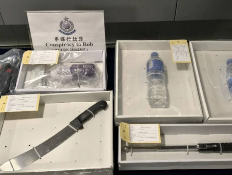 内地男子到香港换U 10亿日元瞬间被抢走！12月23日，据港媒香港01报道，香港上环一家经营虚拟货币及名牌手袋的日本公司遭遇抢劫，损失高达10亿日元（约5000万港元）