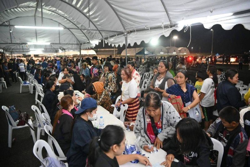 #柬埔寨 #泰国 泰柬边境冲突急剧升级 F-16 与火箭炮交锋致 5 死 数万民众撤离​泰柬边境战火持续蔓延，这场时隔不足两月的武装冲突已升级为东南亚地区罕见的重型武器交锋，F-16 战机空袭与火箭炮反击交替上演，截至目前已造成双方 5 人死亡、数十人受伤，数万平民被迫逃离家园，边境局势濒临失控