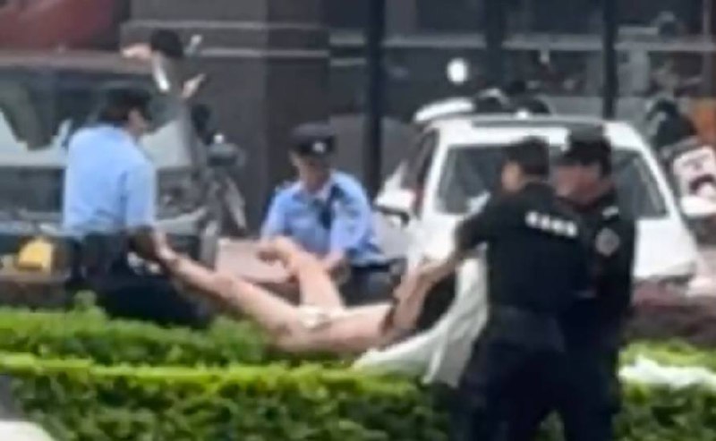 天气太热 ～ #裸女 出街 被抓 #裸体天气太热 ～ #裸女 出街 被抓 #裸体